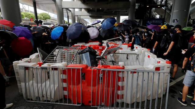 Barikade yang dipasang demonstran di Bandara Internasional Hong Kong, China, Minggu (1/9). Foto: REUTERS/Tyrone Siu
