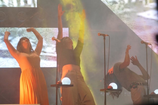Aksi Teatrikal Superorganism di Hodgepodge Superfest 2019 (121271)