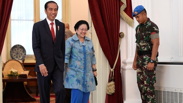 Joko Widodo (kiri) dan Megawati Soekarnoputri (tengah). Foto: ANTARA FOTO/Puspa Perwitasari