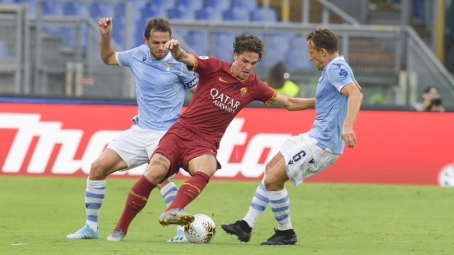 Pemain Roma dan Lazio berduel. Foto: Dok. Media AS Roma