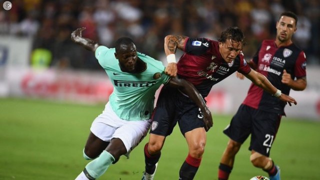Pemain Inter Milan dan Cagliari berduel. Foto: Dok. Media Inter Milan