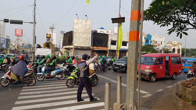 Keadaan jalan di Simpang Ramanda Depok saat lagu 'Hati-Hati' diputar. Foto: Efira Tamara/kumparan