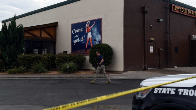 Seorang pejabat menyelidiki tempat kejadian di sebuah restoran Twin Peaks setelah penembakan di Odessa, Texas, AS. Foto: REUTERS/Callaghan O'Hare