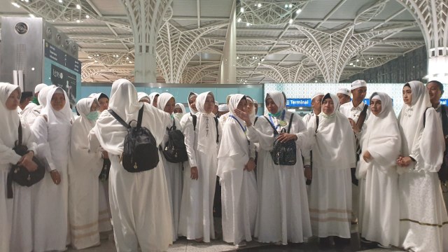 Kepulangan jemaah haji khusus kloter terakhir di bandara Madinah. Foto: Denny Armandhanu/kumparan