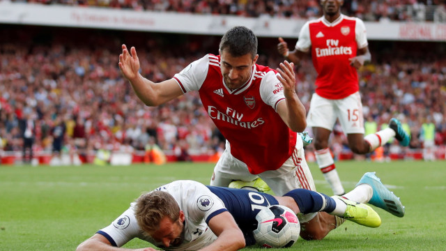 Bek Arsenal, Sokratis Papastathopoulos berduel dengan penyerang Spurs, Harry Kane. Foto: Reuters/Matthew Childs