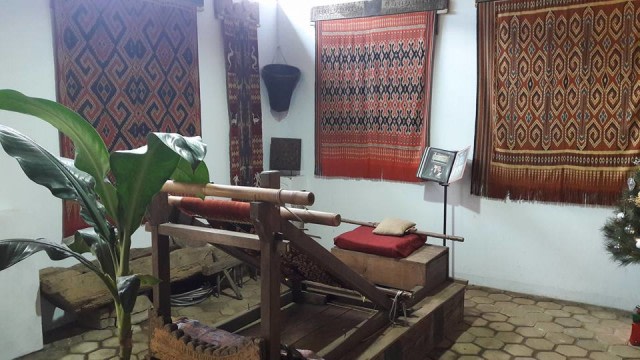 Kain tenun Sekomandi dan seperangkat alat tenun tradisional (alung). Foto: Dok. Indri Bunga