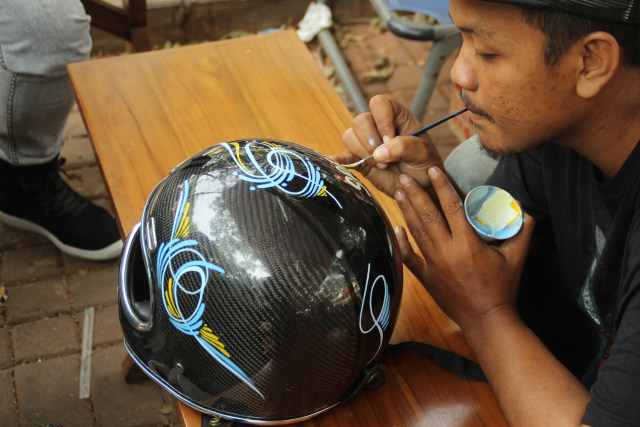 Freehand Custom Bikin Helm Motor Tampil Beda Kumparan Com