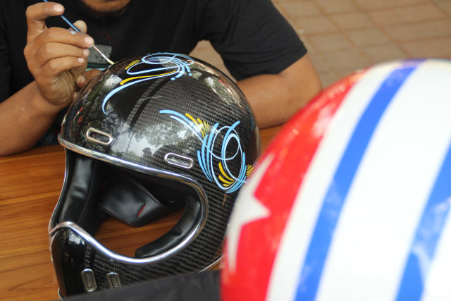 Freehand Custom pada helm Foto: Bangkit Jaya Putra/kumparan