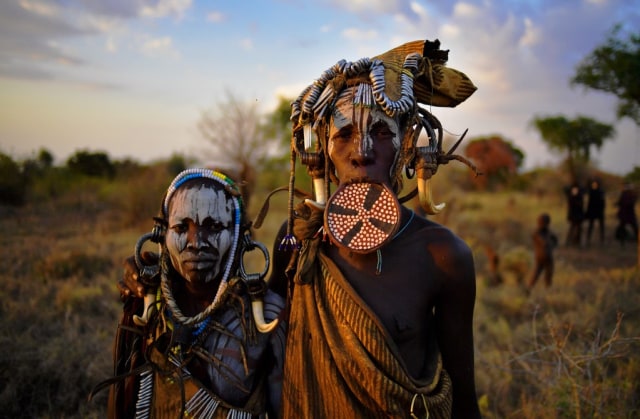 Suku Mursi dari Etiopia. Foto: AFP/CARL DE SOUZA