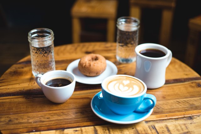 Ilustrasi kopi hitam dan latte Foto: Pixabay