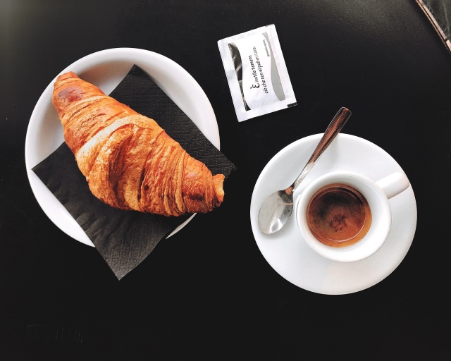 Ilustrasi espresso dan croissant Foto: Pexels
