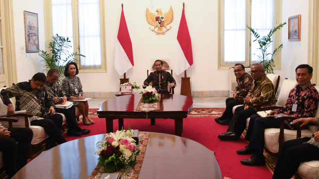 Pansel Capim KPK menyerahkan nama capim KPK kepada Presiden Joko Widodo di Istana Merdeka Jakarta, Senin (2/9/2019). Foto: ANTARA/Wahyu Putro A.
