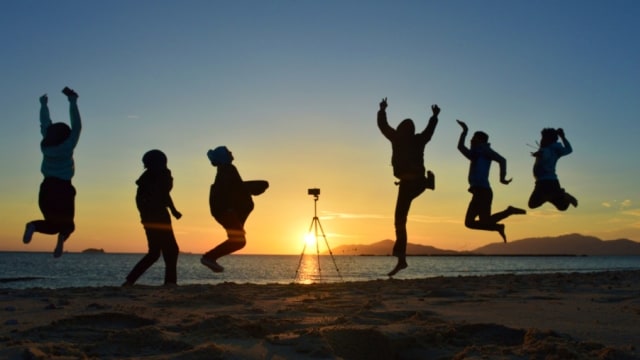 Sejumlah wisatawan saat menikmati panorama matahari terbenam. Senin, (2/9). Foto: Dokumen Banthayo.id 
