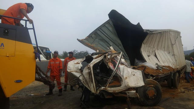 Petugas mengevakuasi salah satu kendaraan yang terlibat pada kecelakaan beruntun di Tol Cipularang KM 92 Purwakarta, Jawa Barat, Senin (2/9/2019). Foto: ANTARA/Ibnu Chazar