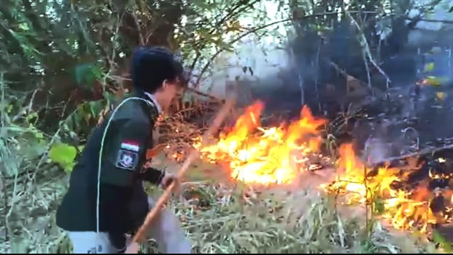 Relawan memadamkan kebakaran di hutan yang ada di Kota Manado (foto: istimewa)