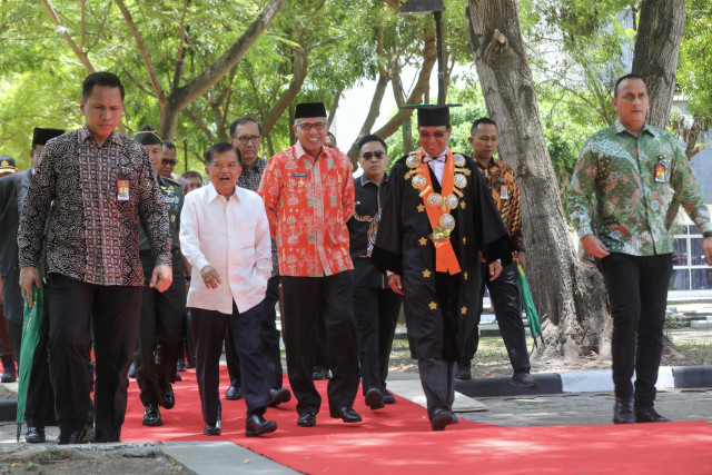 Wapres Jusuf Kalla didampingi Plt Gubernur Aceh, Nova Iriansyah, berjalan untuk meninjau gedung baru di Unsyiah, Banda Aceh, Senin (2/9). Foto: Suparta/acehkini
