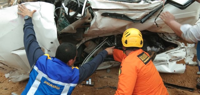 Evakuasi korban terakhir kecelakaan Tol Purbaleunyi. Foto: Dok. SAR Bandung