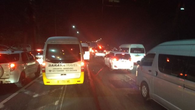 Macet di Tol Cipularang KM 97 arah Jakarta. Foto: Dicky Adam/kumparan