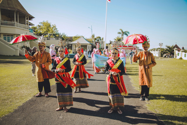 Para penampil Karnaval Budaya di Kadaton Kesultanan Ternate. Foto: Dodoku Photo.