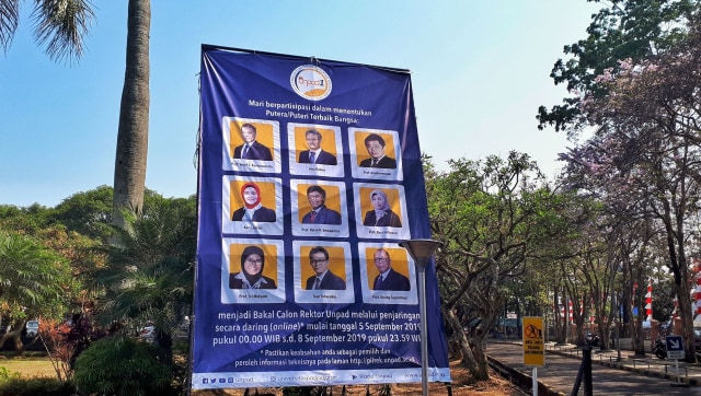 Baligo berisi foto bakal calon Rektor Unpad dipajang di halaman Unpad kampus Dipatiukur, Senin (6/9). (Foto: Assyifa)