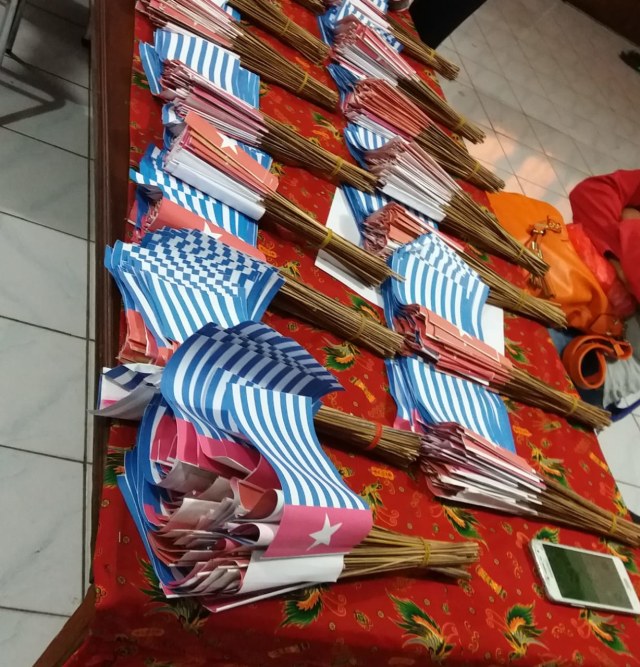 Bendera bintang kejora berukuran  15x25 sentimeter sebanyak 150 lembar yang dibawa Ketua DPC Perindo Kota Sorong, Sayang Mandabayan. Foto: Adlu Raharusun/Balleo News
