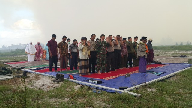 Tim Satgas Karhutla Kobar bersama warga salat istisqa di lokasi kebakaran di Desa Sungai Cabang. (Foto: Polres Kobar)