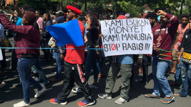 ﻿﻿﻿Mahasiswa Papua di Bali memprotes aksi rasisme. (Foto: kumparan)﻿