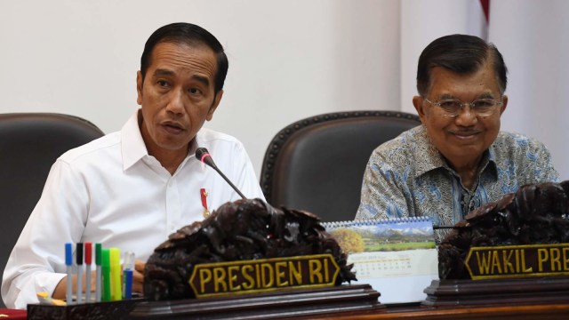 Presiden Joko Widodo (kiri) didampingi Wakil Presiden Jusuf Kalla (kanan) memimpin rapat kabinet terbatas di Kantor Presiden, Jakarta. Foto: ANTARA FOTO/Wahyu Putro A
