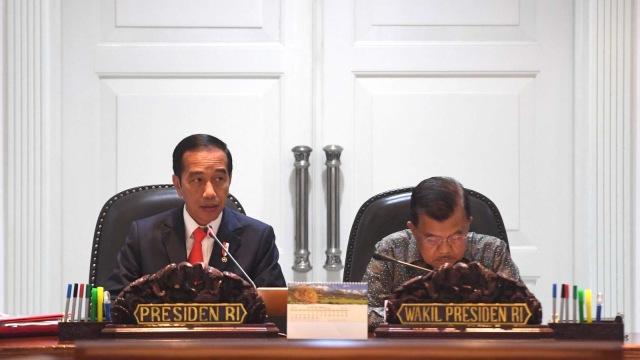 Presiden Joko Widodo (kiri) didampingi Wakil Presiden Jusuf Kalla (kanan) memimpin rapat terbatas (ratas) di Kantor Presiden, Jakarta. Foto: ANTARA FOTO/Akbar Nugroho Gumay