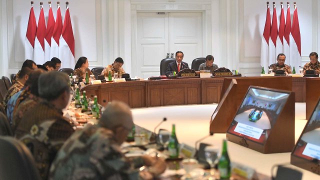 Presiden Joko Widodo (keempat kanan) didampingi Wakil Presiden Jusuf Kalla (ketiga kanan) memimpin rapat terbatas di Kantor Presiden, Jakarta. Foto: ANTARA FOTO/Akbar Nugroho Gumay