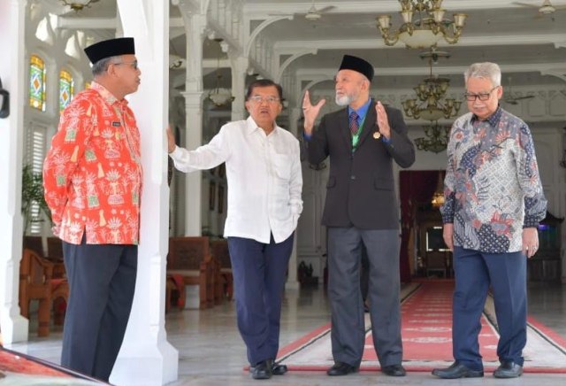 Plt Gubernur Aceh (kiri) bersama Jusuf Kalla, Malik Mahmud dan Mantan Gubernur Aceh, Zaini Abdullah. Foto: Humas Aceh 