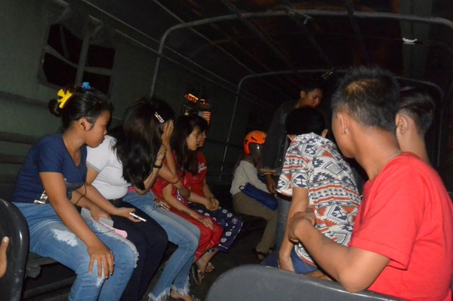 Para remaja yang terjaring razia cipta kondisi di beberapa hotel di Kota Banjarmasin pada Senin malam, 2 September 2019. Mereka dibawa ke Mapolres Banjarmasin. Foto: M Syahbani/banjarhits.id