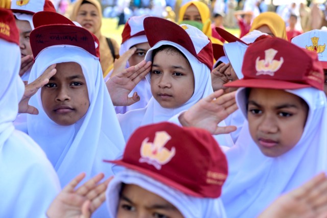 Siswa Sekolah Dasar dalam peringatan Hardikda di Lapangan Tugu, Darussalam, Banda Aceh. Foto: Suparta/acehkini