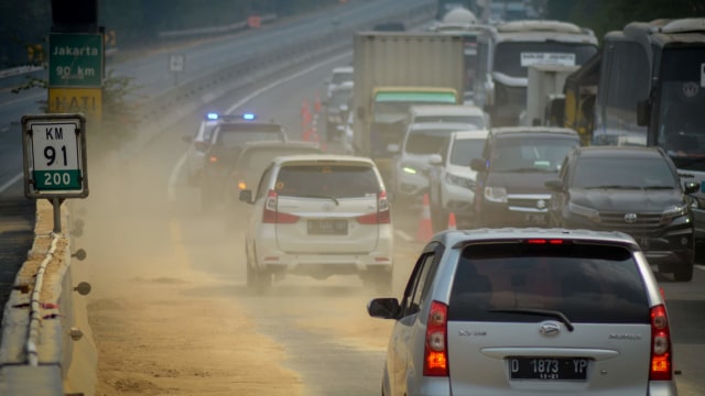 Kendaraan melintas saat pemberlakuan "Contra Flow" di KM 91 Tol Cipularang, Kabupaten Purwakarta, Jawa Barat.  Foto: ANTARA FOTO/Raisan Al Farisi