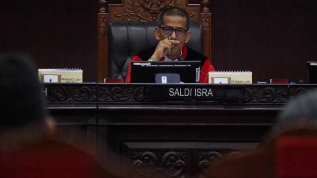 Hakim Mahkamah Konstitusi, Saldi Isra memimpin sidang Pengujian Undang-Undang di Mahkamah Konstitusi, Jakarta, Selasa (3/9). Foto: Fanny Kusumawardhani/kumparan