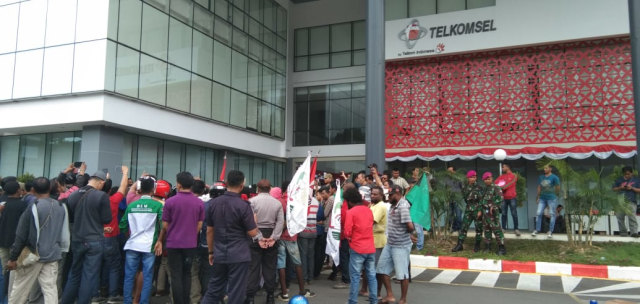 Massa berdemo di depan Kantor GraPARI Telkomsel Sorong, Papua Barat. Foto: yanti/balleonews