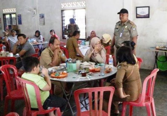 Sejumlah PNS di Bintan yang terjaring razia Satpol PP di kedai kopi saat jam kerja. (Foto: istimewa)
