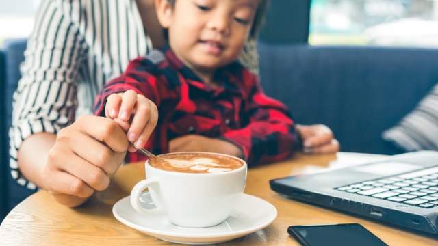 Ilustrasi anak minum kopi Foto: Shutterstock