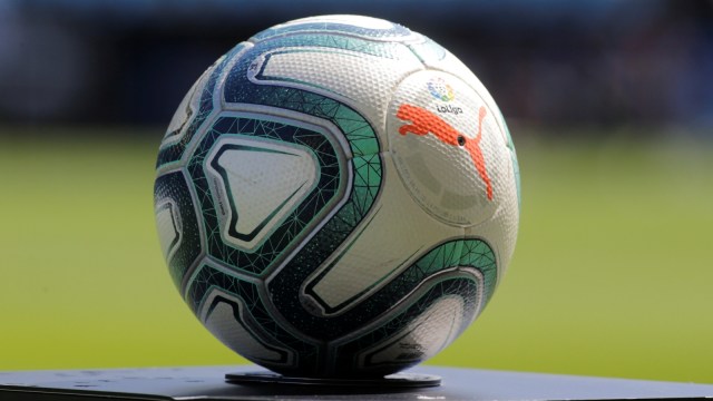 Bola resmi La Liga bikinan Puma yang digunakan mulai musim 2019/20. Foto: Reuters/Miguel Vidal