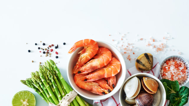 ilustrasi seafood yang akan diolah jadi makanan bayi Foto: Shutterstock