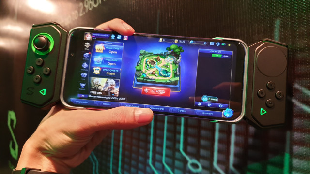 Smartphone Black Shark 2 Pro dan aksesoris gamepad. Foto: Jofie Yordan/kumparan
