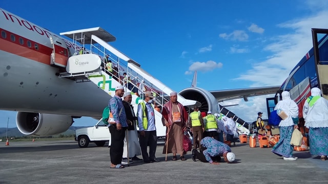 Seorang jemaah haji kloter pertama debarkasi Aceh bersujud setiba di tanah air melalui Bandar Udara Sultan Iskandar Muda, Blang Bintang, Selasa (3/9). Foto: Habil Razali/acehkini