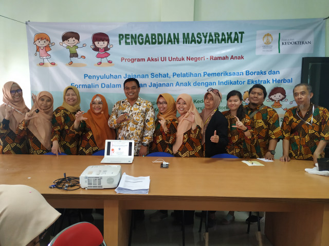 Para staf dan peneliti Departemen Kimia Kedokteran FKUI menemukan cara mudah deteksi boraks dan formalin menggunakan ekstrak bunga Ruellia (sumber: dokumentasi pribadi)
