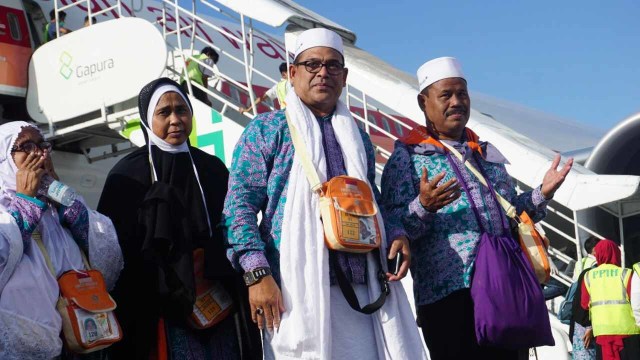 Sejumlah jemaah Haji Aceh tiba di Bandara Sultan Iskandar Muda (SIM) Blangbintang, Aceh Besar. Foto: Zuhri Noviandi/kumparan