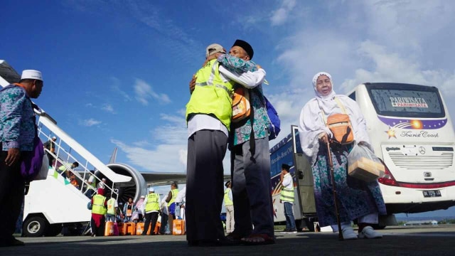 Sejumlah jemaah Haji Aceh tiba di Bandara Sultan Iskandar Muda (SIM) Blangbintang, Aceh Besar. Foto: Zuhri Noviandi/kumparan