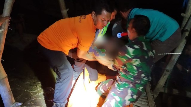 Petugas saat evakuasi jenazah Abdul Azis (16), pelajar warga Desa Panjunan Kecamatan Kalitidu Bojonegoro, yang dilaporkan tenggelam di aliran Sungai Bengawan Solo desa setempat. Selasa (03/09/2019) 