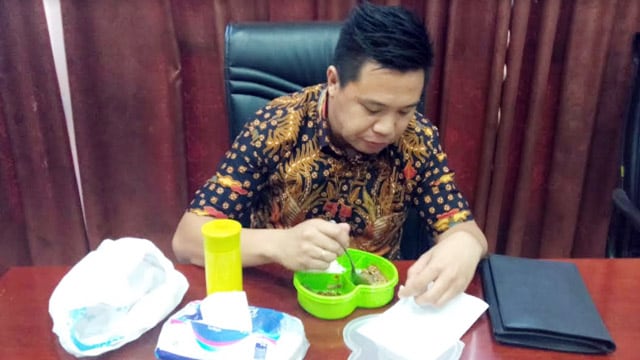 Legislator Manado asal Partai Golkar, Meikel Maringka menyantap bekal yang dibuatkan istrinya