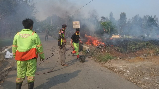 Relawan memadamkan api di kawasan Kecamatan Jejangkit, Kabupaten Batola. Foto: Istimewa