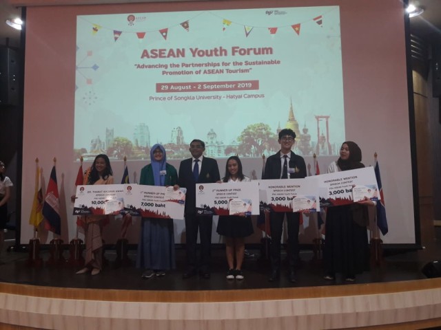 Mahasiswa Unsyiah Banda Aceh (memakai almamater hijau) saat menerima hadiah pada ASEAN Youth Forum 2019 di Thailand. Foto: Dok. Unsyiah