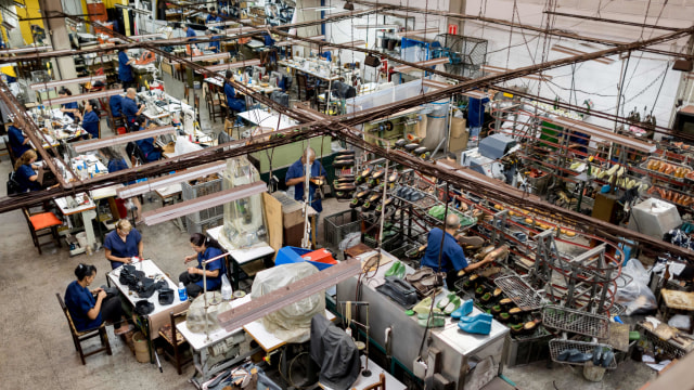 Ilustrasi pabrik tekstil. Foto: Getty Images